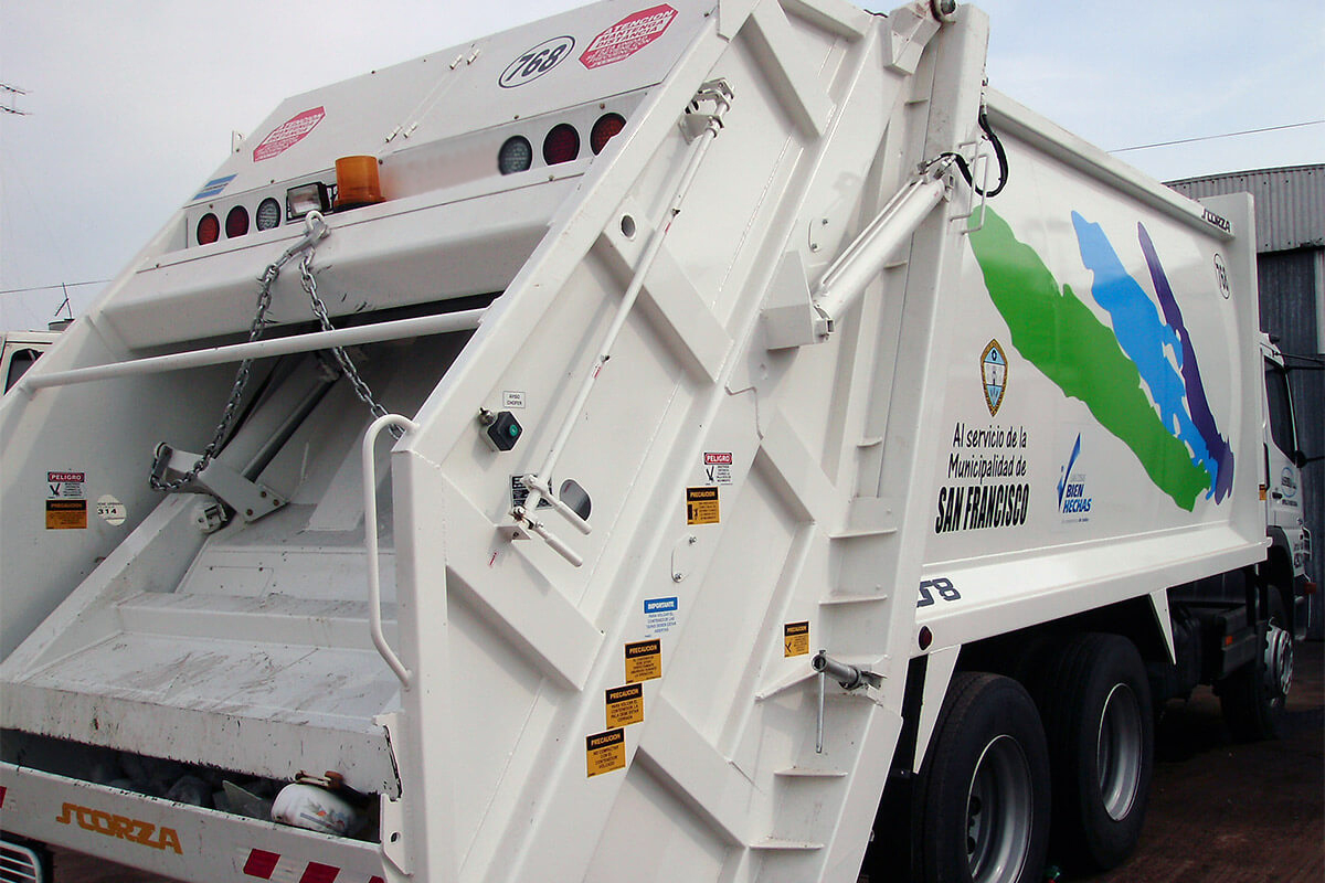 Compactador con carga trasera