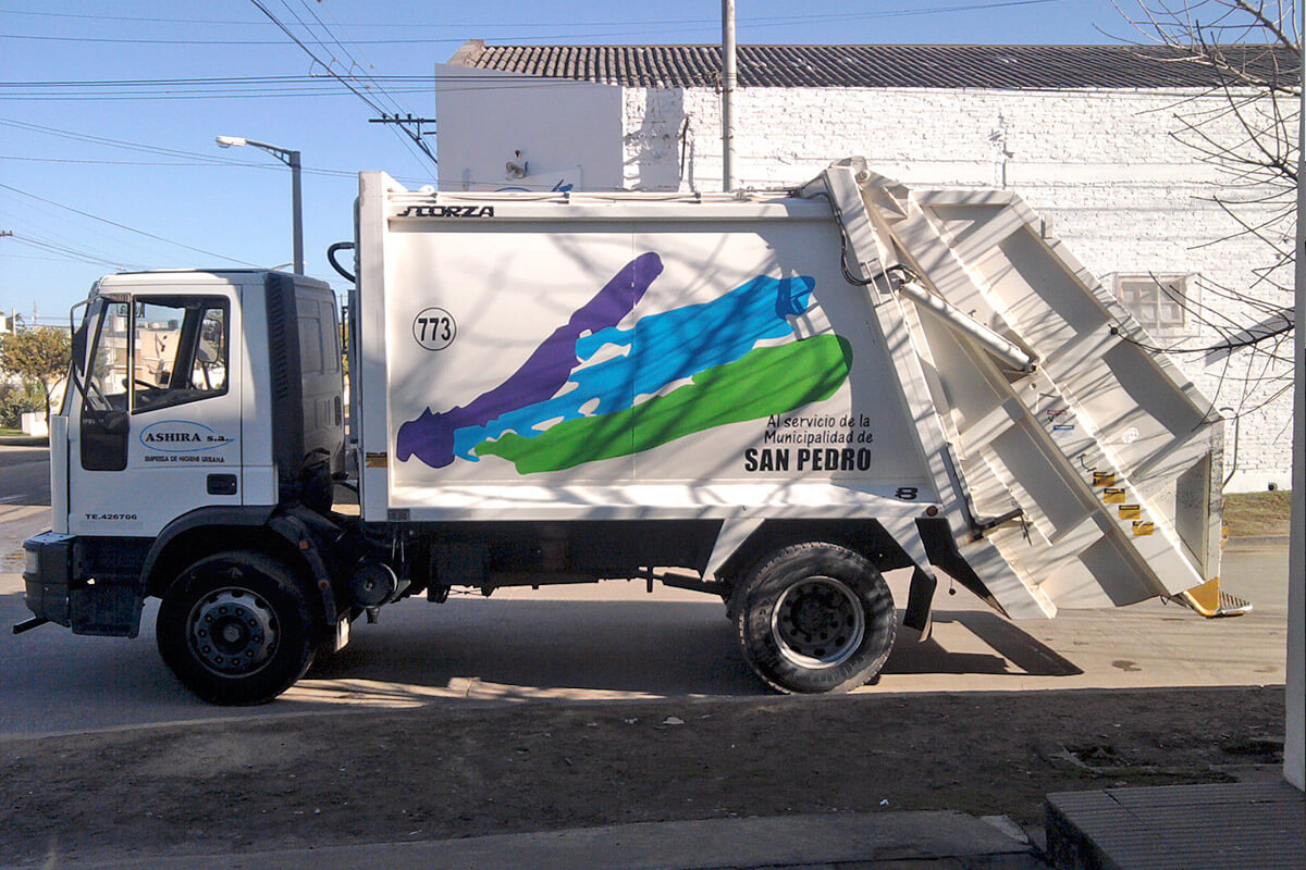 Compactador con carga trasera